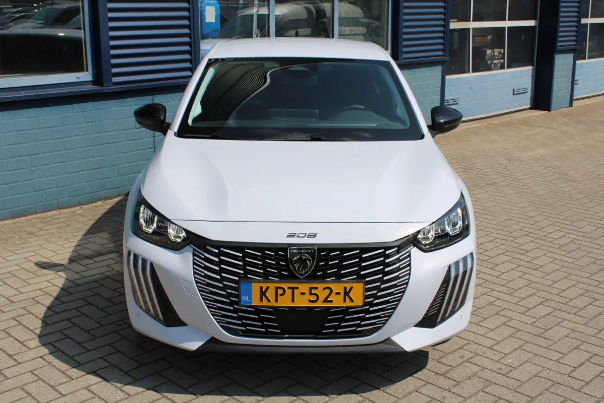 Business, (2025-H0) | Elektrische parkeerrem | Extra getinte achterste zijruiten en achterruit | ISOFIX-bevestigingspunten voor drie kinderzitjes. Op de passagiersstoel en de buitenste zitpl
