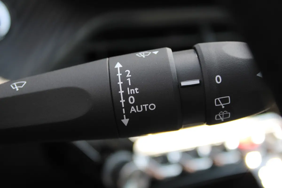 Business, (2025-H0) | Elektrische parkeerrem | Extra getinte achterste zijruiten en achterruit | ISOFIX-bevestigingspunten voor drie kinderzitjes. Op de passagiersstoel en de buitenste zitpl