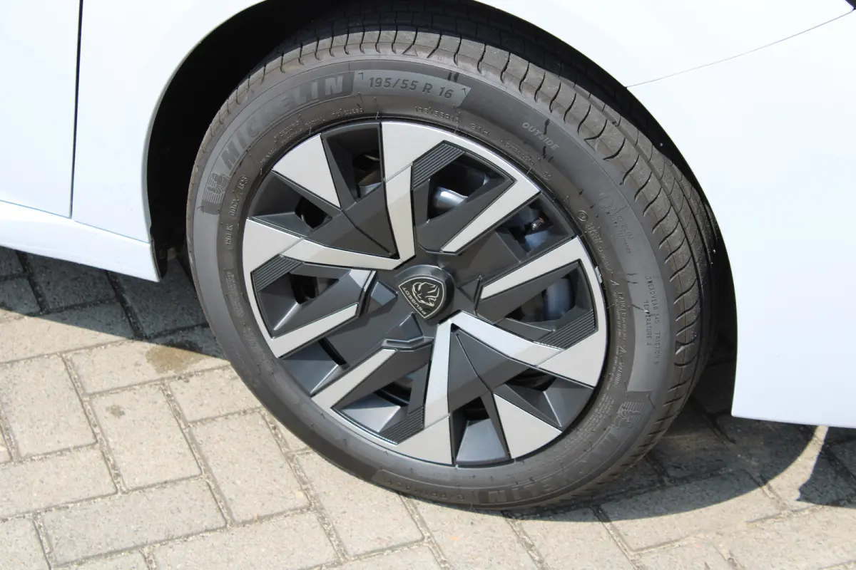 Business, (2025-H0) | Elektrische parkeerrem | Extra getinte achterste zijruiten en achterruit | ISOFIX-bevestigingspunten voor drie kinderzitjes. Op de passagiersstoel en de buitenste zitpl