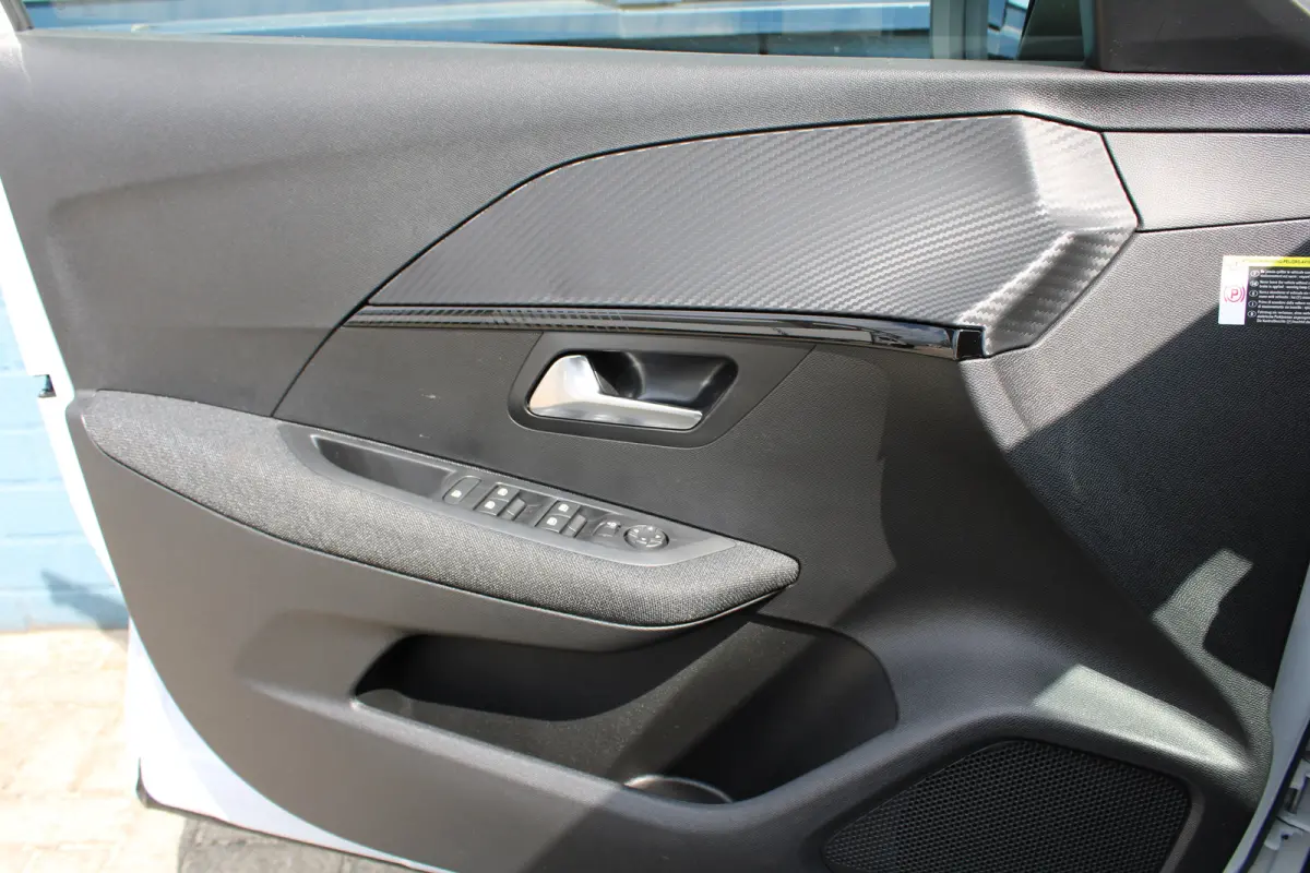 Business, (2025-H0) | Elektrische parkeerrem | Extra getinte achterste zijruiten en achterruit | ISOFIX-bevestigingspunten voor drie kinderzitjes. Op de passagiersstoel en de buitenste zitpl