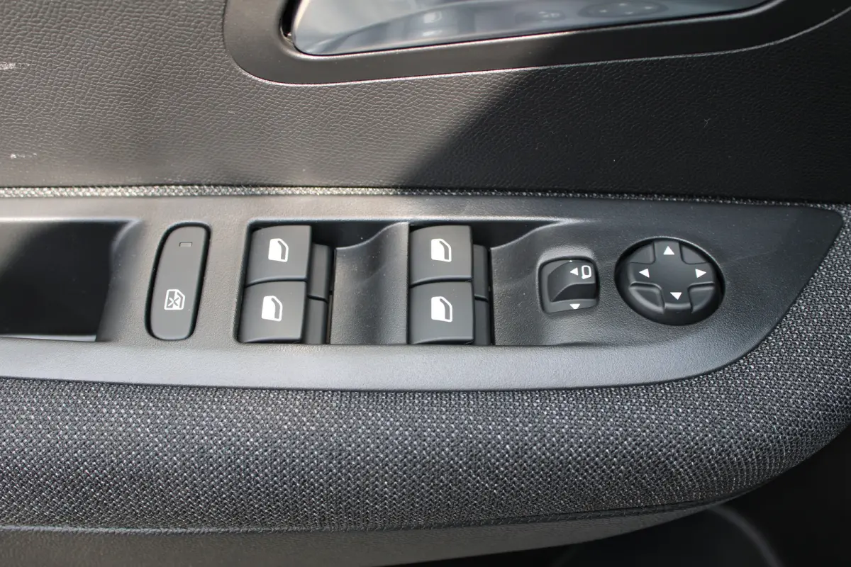 Business, (2025-H0) | Elektrische parkeerrem | Extra getinte achterste zijruiten en achterruit | ISOFIX-bevestigingspunten voor drie kinderzitjes. Op de passagiersstoel en de buitenste zitpl
