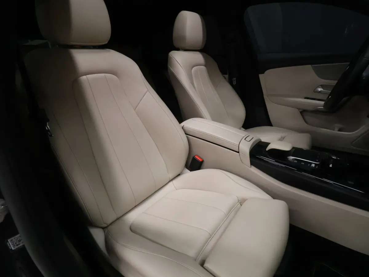 200 Business Solution Luxury [SCHUIFKANTELDAK, SFEERVERLICHTING, TREKHAAK UITKLAPBAAR, MEMORY SEATS, BURMESTER, APPLE CARPLAY, ANDROID, STOELVERWARMING, CAMERA, VOL LEDER, CRUISE, CLIMATE, N