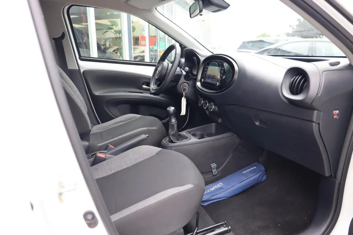 1.0 VVT-i MT Play|Camera|ACC|Airco|