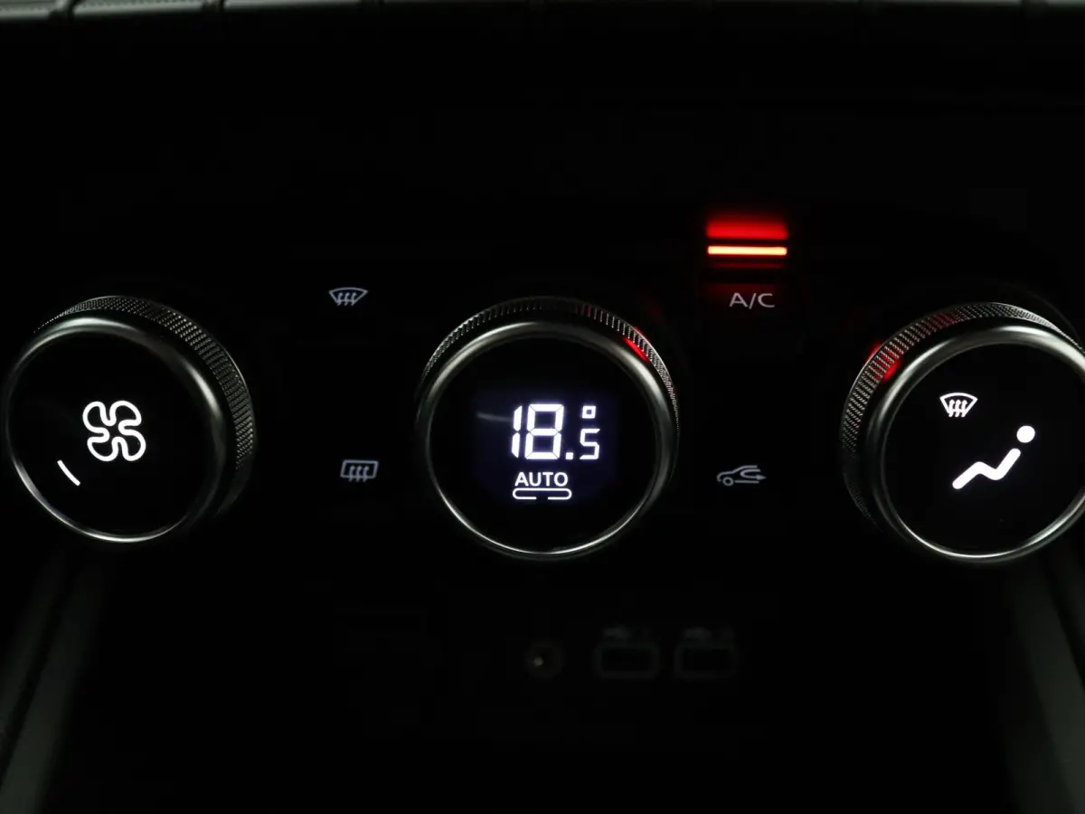 143pk HEV Intense Apple Carplay/Android Auto | Climate