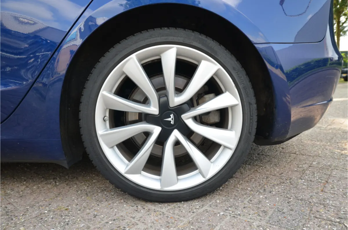 Standard RWD Plus 60 kWh LFP accu, Trekhaak (1.00kg), 19" Alu, AutoPilot3.0