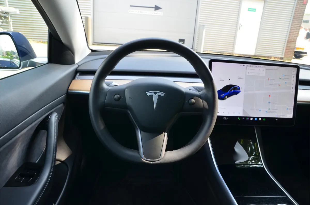 Standard RWD Plus 60 kWh LFP accu, Trekhaak (1.00kg), 19" Alu, AutoPilot3.0