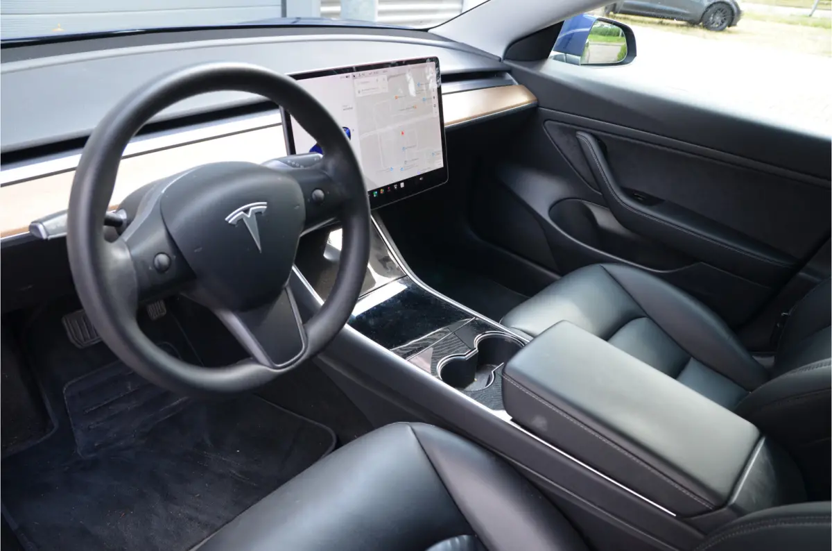 Standard RWD Plus 60 kWh LFP accu, Trekhaak (1.00kg), 19" Alu, AutoPilot3.0