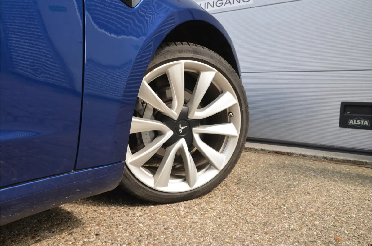 Standard RWD Plus 60 kWh LFP accu, Trekhaak (1.00kg), 19" Alu, AutoPilot3.0