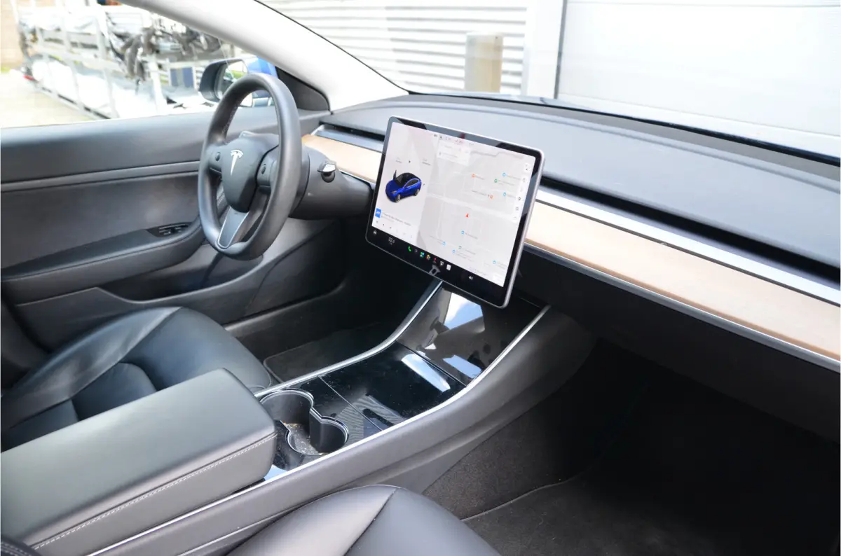 Standard RWD Plus 60 kWh LFP accu, Trekhaak (1.00kg), 19" Alu, AutoPilot3.0