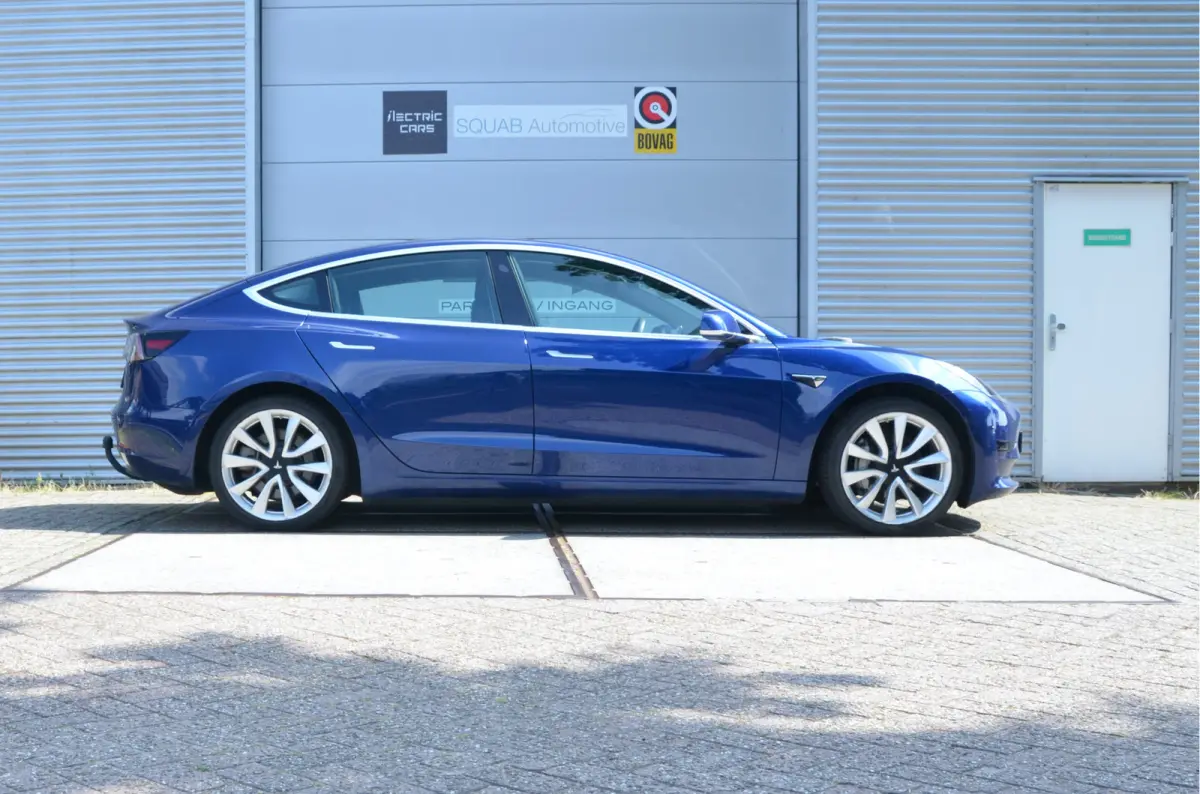 Standard RWD Plus 60 kWh LFP accu, Trekhaak (1.00kg), 19" Alu, AutoPilot3.0