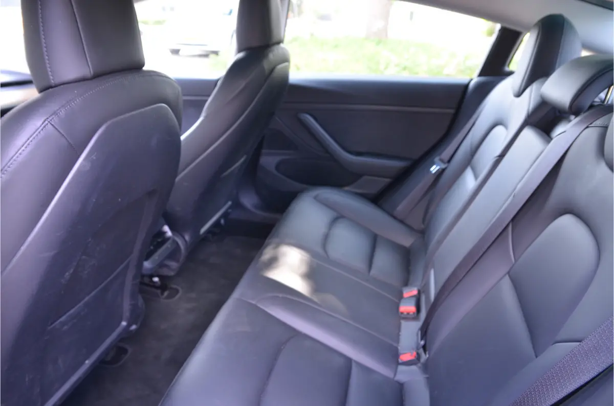 Standard RWD Plus 60 kWh LFP accu, Trekhaak (1.00kg), 19" Alu, AutoPilot3.0