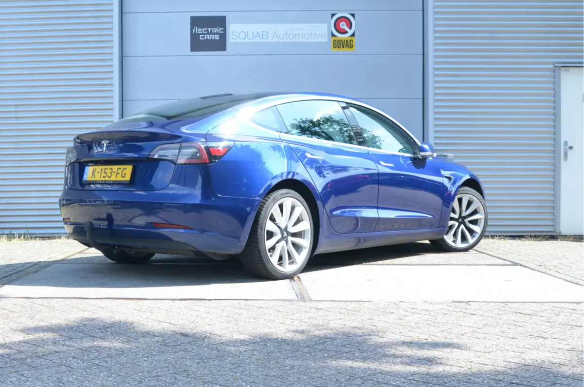 Standard RWD Plus 60 kWh LFP accu, Trekhaak (1.00kg), 19" Alu, AutoPilot3.0