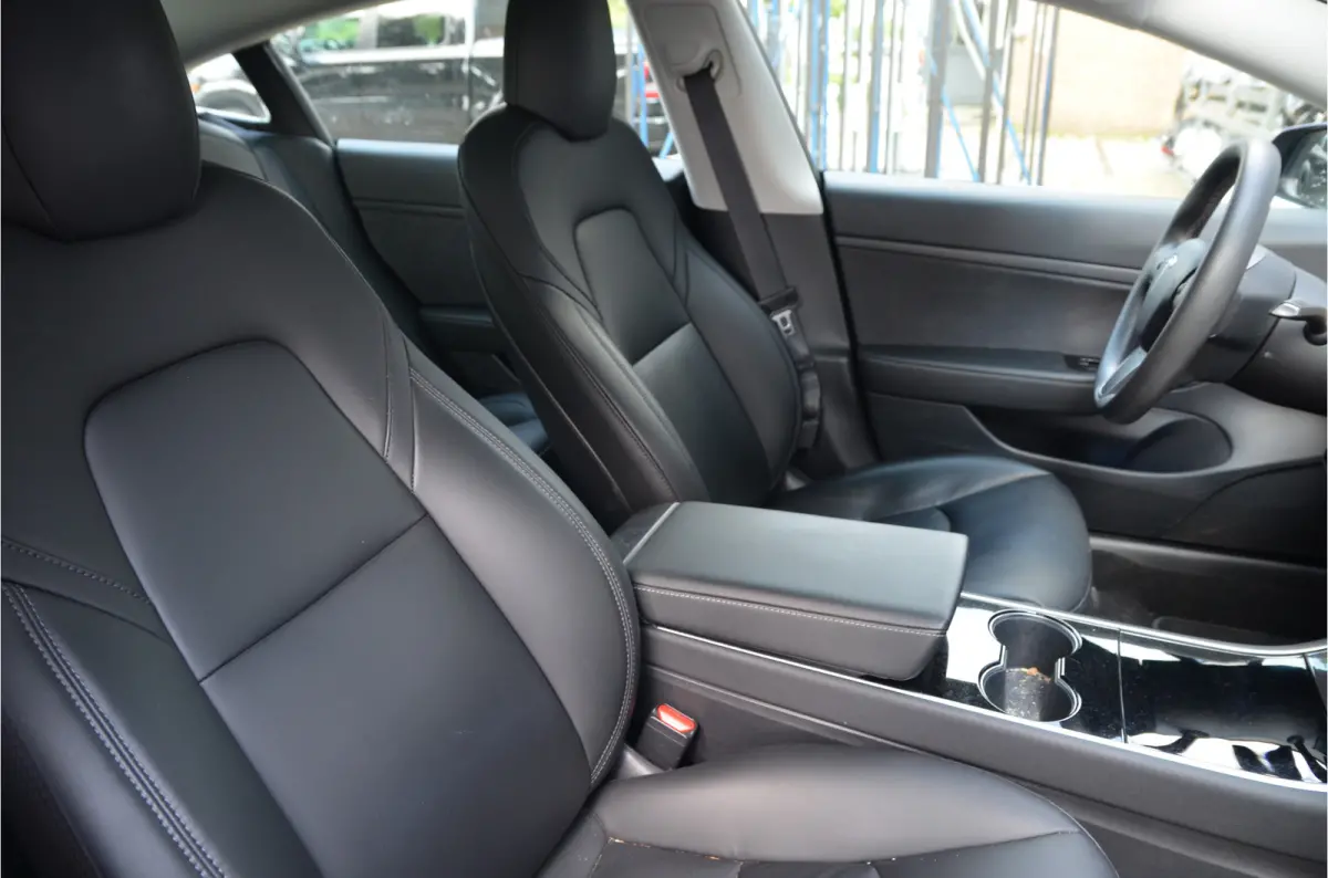 Standard RWD Plus 60 kWh LFP accu, Trekhaak (1.00kg), 19" Alu, AutoPilot3.0