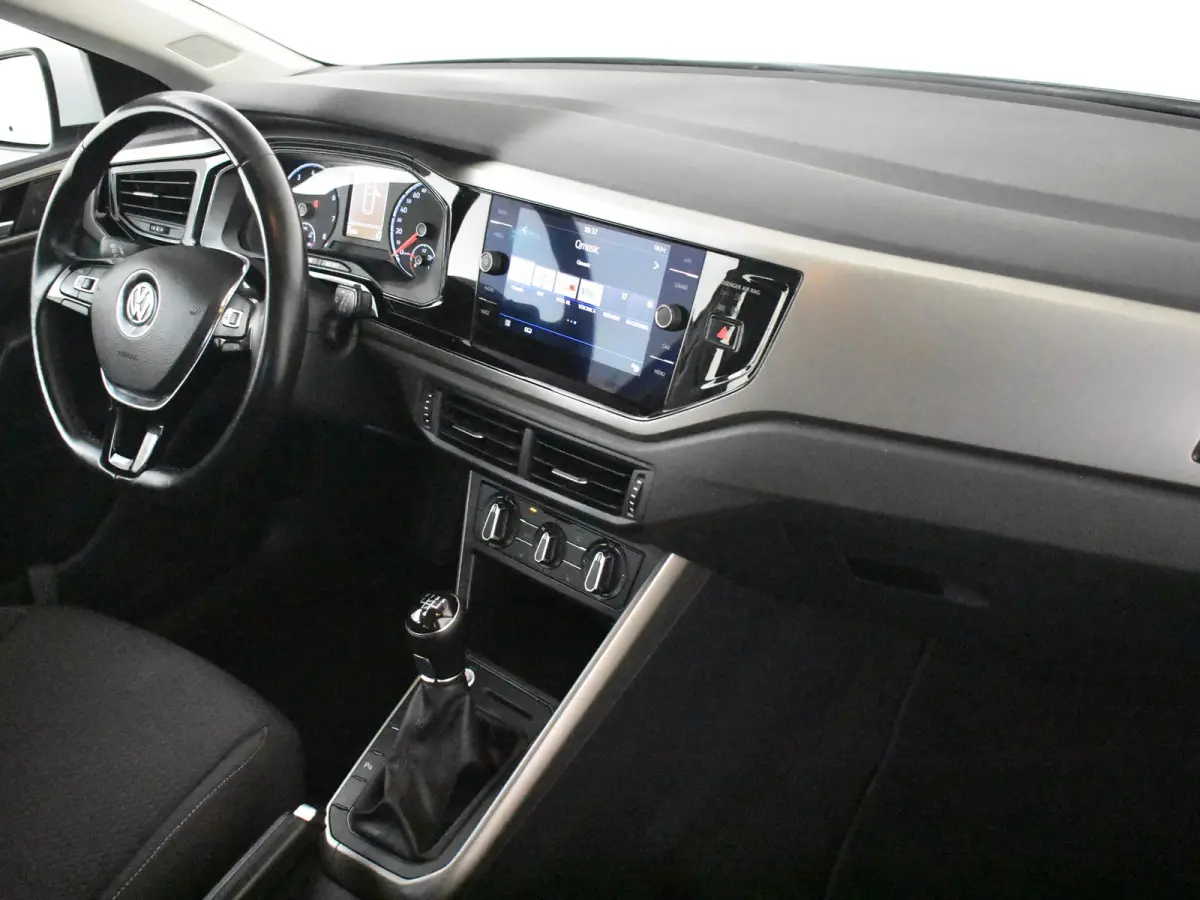 1.0 TSI Highline 95PK | APlle carplay android auto | Parkeersensoren | Keyless | Stoelverwarming | Cruise control | 15"LMV