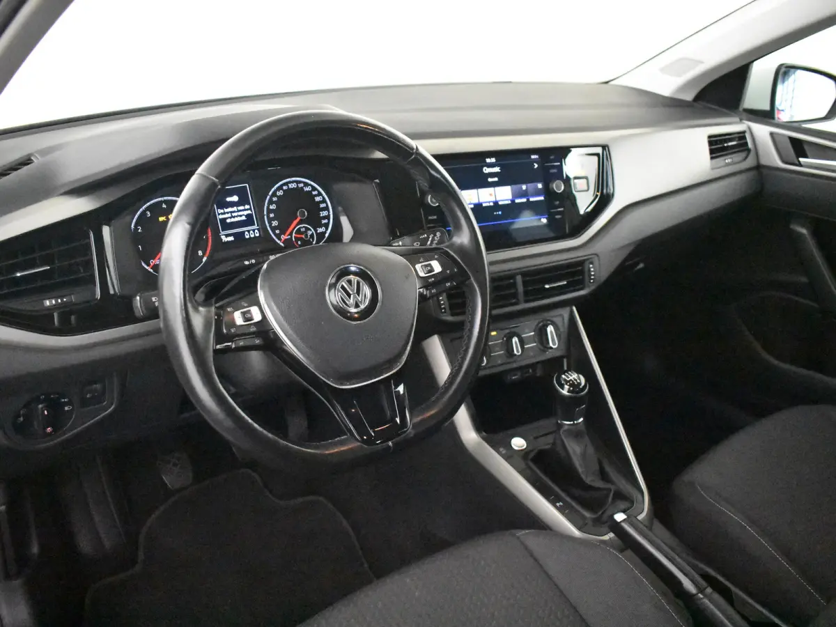 1.0 TSI Highline 95PK | APlle carplay android auto | Parkeersensoren | Keyless | Stoelverwarming | Cruise control | 15"LMV