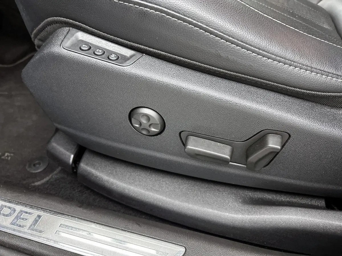 1.6 Turbo Plug-In Hybrid Ultimate 225pk Automaat | Trekhaak | Leder | Keyless | Camera | Cruise Control Adaptief | Apple Carplay/Android Auto | Dodehoek Detectie | Stoelverwarming en -verkoe