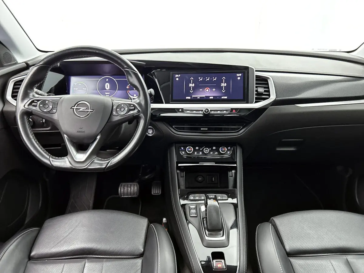 1.6 Turbo Plug-In Hybrid Ultimate 225pk Automaat | Trekhaak | Leder | Keyless | Camera | Cruise Control Adaptief | Apple Carplay/Android Auto | Dodehoek Detectie | Stoelverwarming en -verkoe