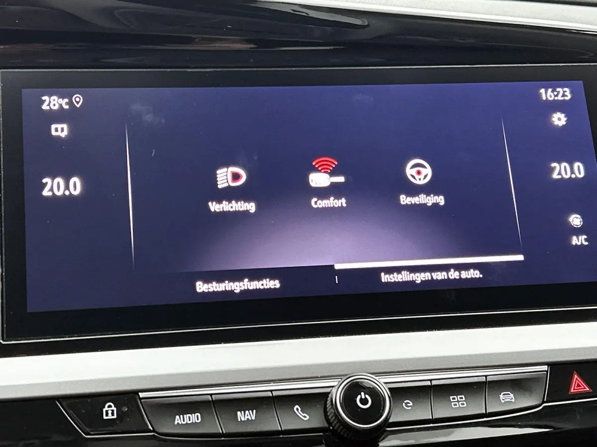 1.6 Turbo Plug-In Hybrid Ultimate 225pk Automaat | Trekhaak | Leder | Keyless | Camera | Cruise Control Adaptief | Apple Carplay/Android Auto | Dodehoek Detectie | Stoelverwarming en -verkoe