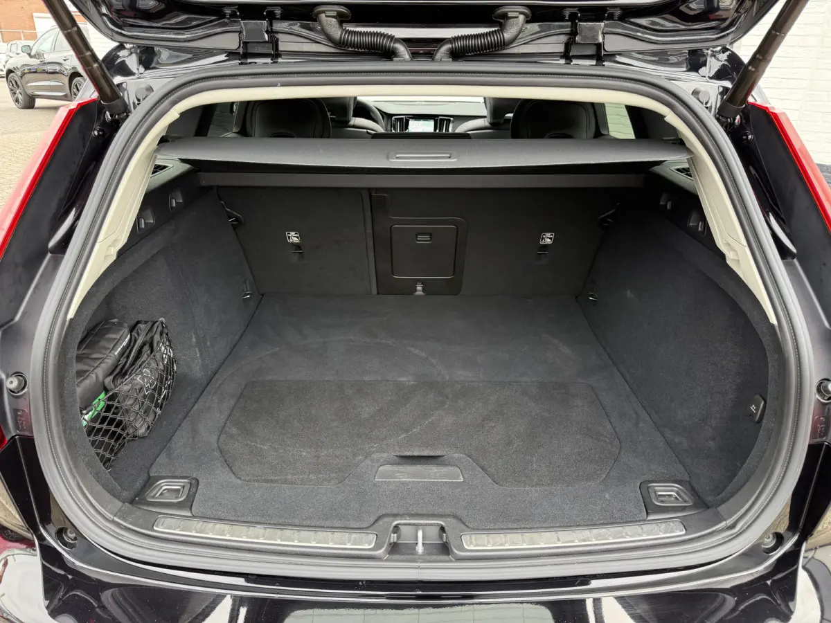 2.0 B4 Plus Dark | CarPlay | ACC | H/K Audio | Memory | 19 inch