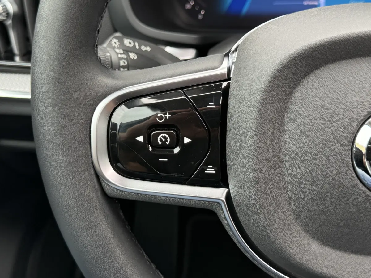 2.0 B4 Plus Dark | CarPlay | ACC | H/K Audio | Memory | 19 inch