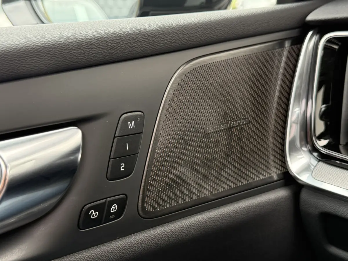 2.0 B4 Plus Dark | CarPlay | ACC | H/K Audio | Memory | 19 inch