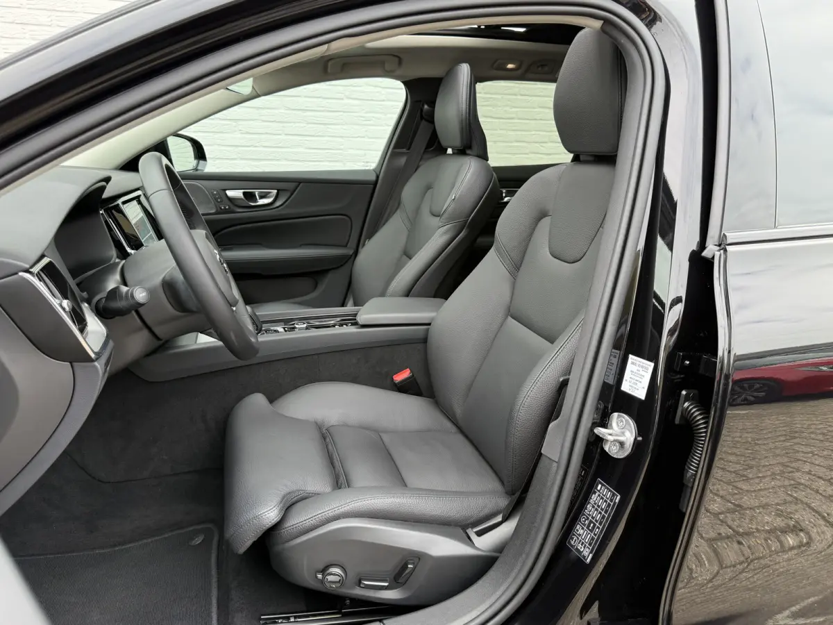 2.0 B4 Plus Dark | CarPlay | ACC | H/K Audio | Memory | 19 inch