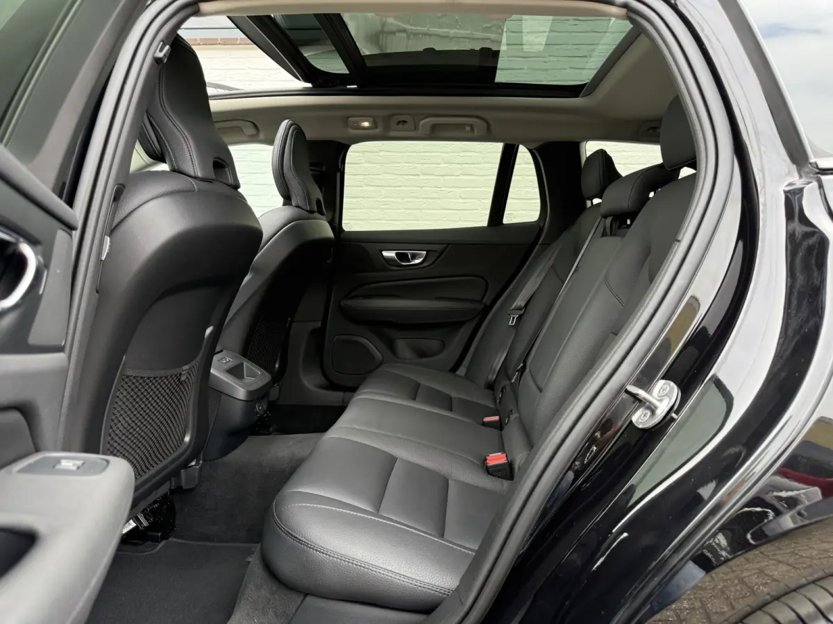 2.0 B4 Plus Dark | CarPlay | ACC | H/K Audio | Memory | 19 inch