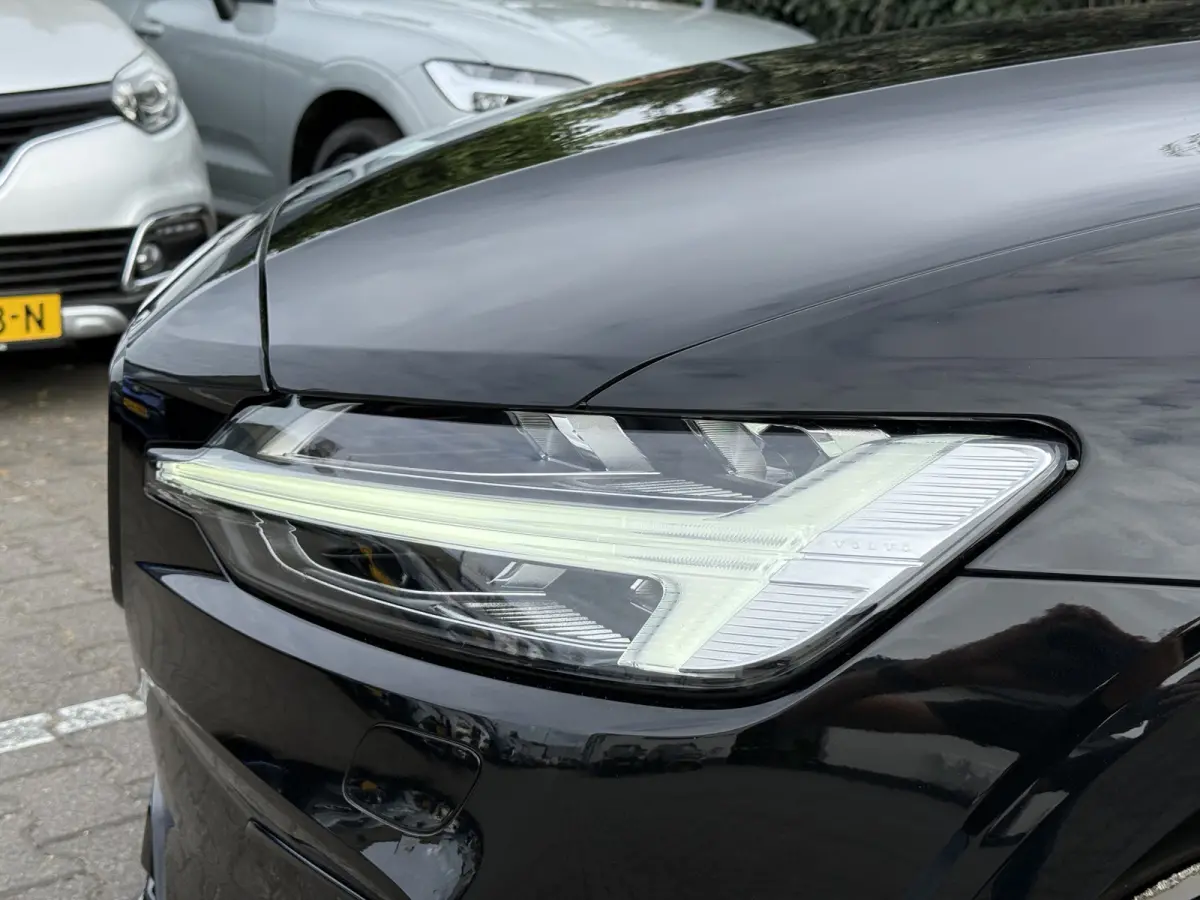 2.0 B4 Plus Dark | CarPlay | ACC | H/K Audio | Memory | 19 inch