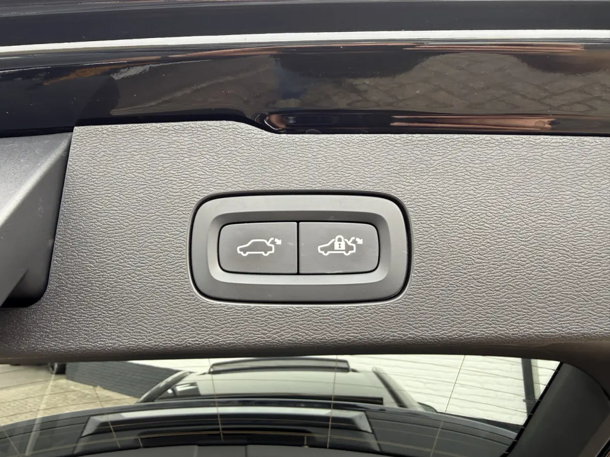 2.0 B4 Plus Dark | CarPlay | ACC | H/K Audio | Memory | 19 inch