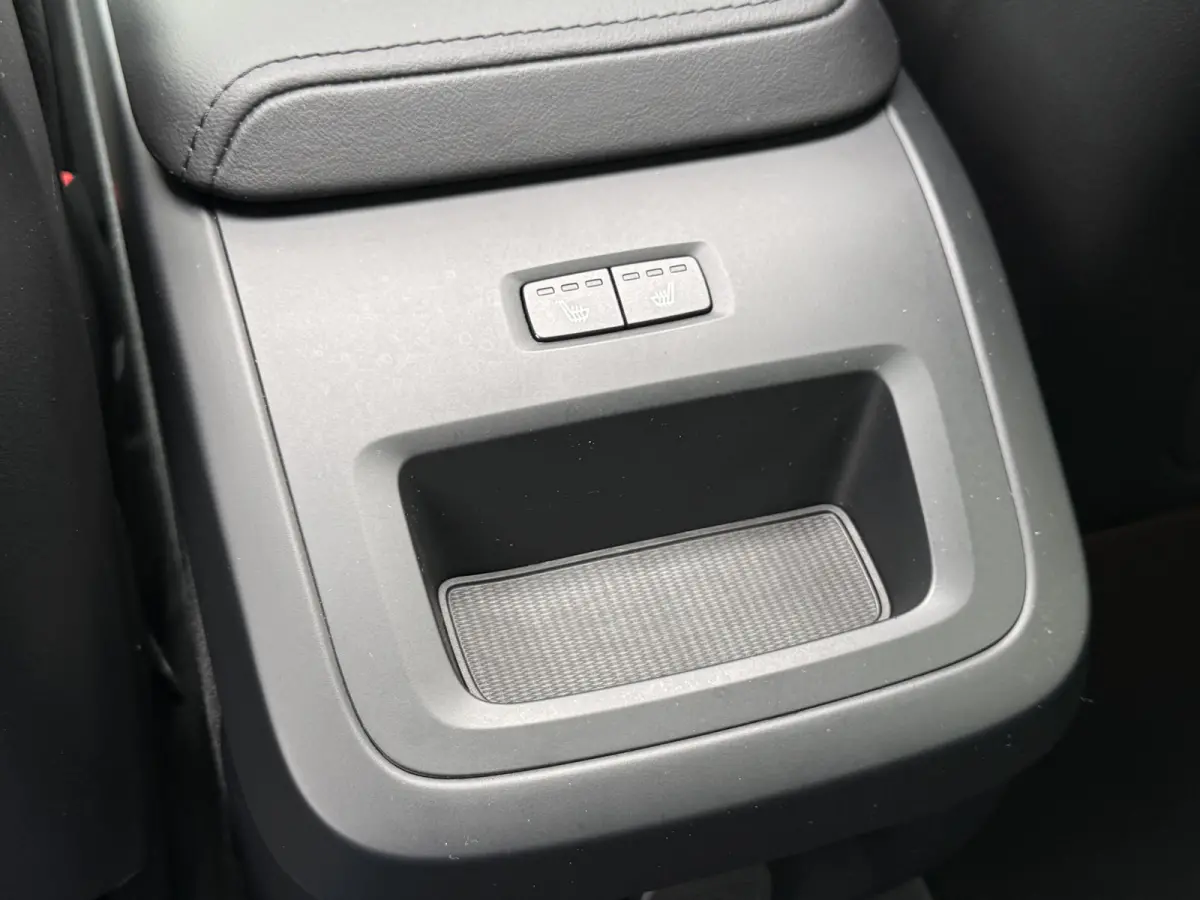 2.0 B4 Plus Dark | CarPlay | ACC | H/K Audio | Memory | 19 inch