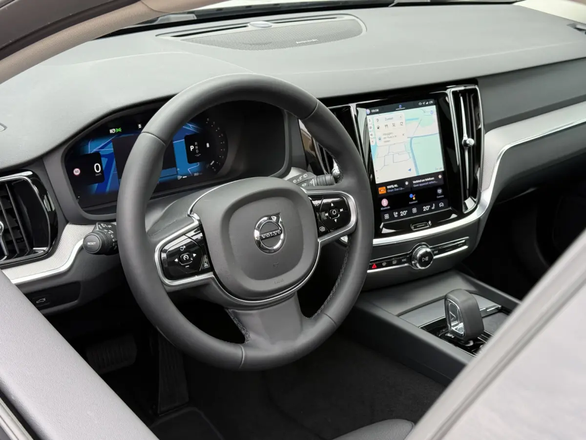 2.0 B4 Plus Dark | CarPlay | ACC | H/K Audio | Memory | 19 inch