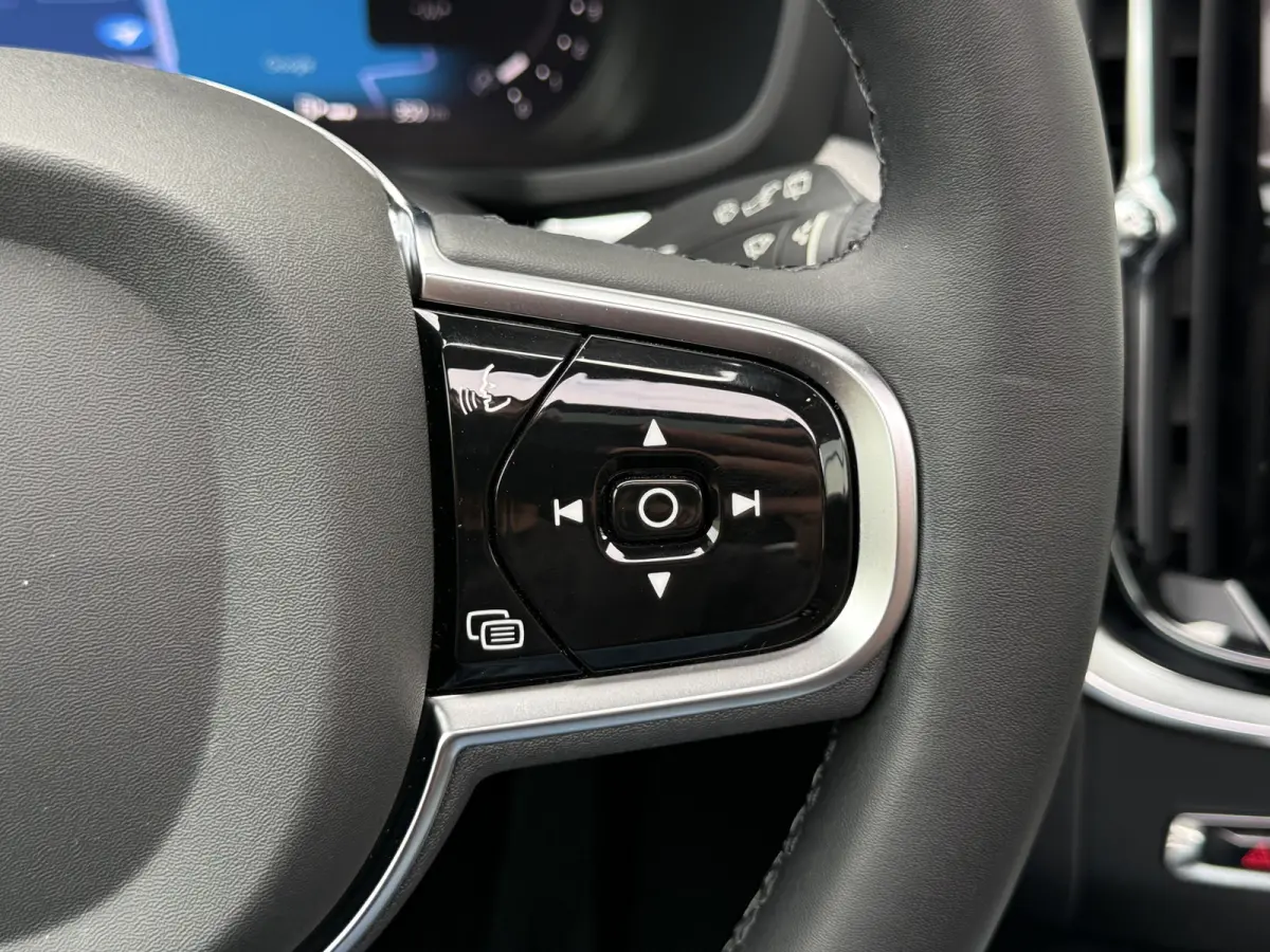 2.0 B4 Plus Dark | CarPlay | ACC | H/K Audio | Memory | 19 inch