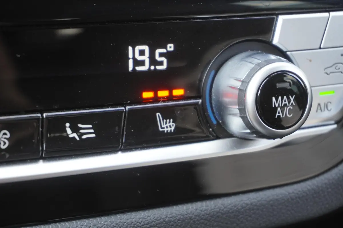 | High Executive | Driving Assistant Professional | Trekhaak met elektrisch wegklapbare kogel | Extra getint glas achter | Harman Kardon Surround Sound Systeem
