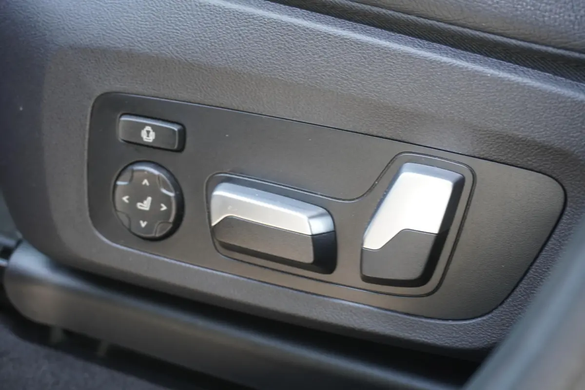 | High Executive | Driving Assistant Professional | Trekhaak met elektrisch wegklapbare kogel | Extra getint glas achter | Harman Kardon Surround Sound Systeem