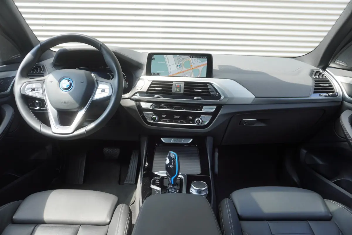 | High Executive | Driving Assistant Professional | Trekhaak met elektrisch wegklapbare kogel | Extra getint glas achter | Harman Kardon Surround Sound Systeem