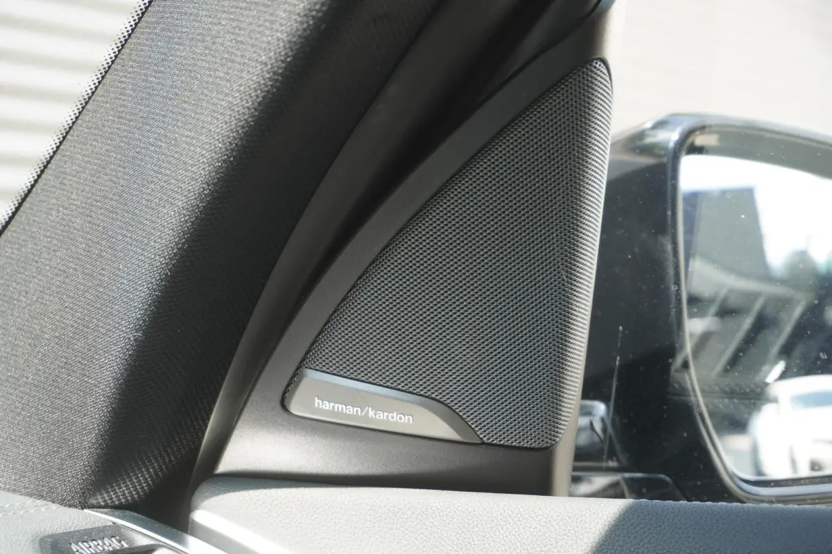 | High Executive | Driving Assistant Professional | Trekhaak met elektrisch wegklapbare kogel | Extra getint glas achter | Harman Kardon Surround Sound Systeem