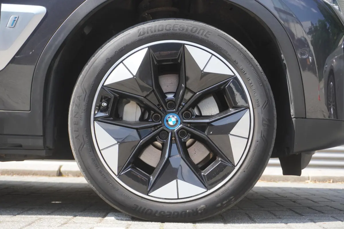 | High Executive | Driving Assistant Professional | Trekhaak met elektrisch wegklapbare kogel | Extra getint glas achter | Harman Kardon Surround Sound Systeem