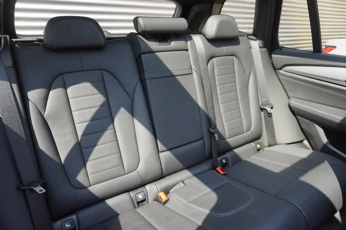 | High Executive | Driving Assistant Professional | Trekhaak met elektrisch wegklapbare kogel | Extra getint glas achter | Harman Kardon Surround Sound Systeem