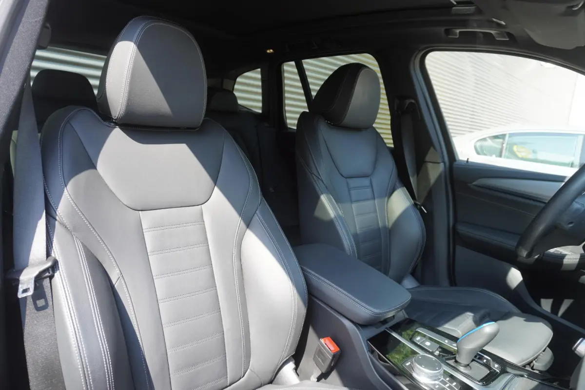 | High Executive | Driving Assistant Professional | Trekhaak met elektrisch wegklapbare kogel | Extra getint glas achter | Harman Kardon Surround Sound Systeem