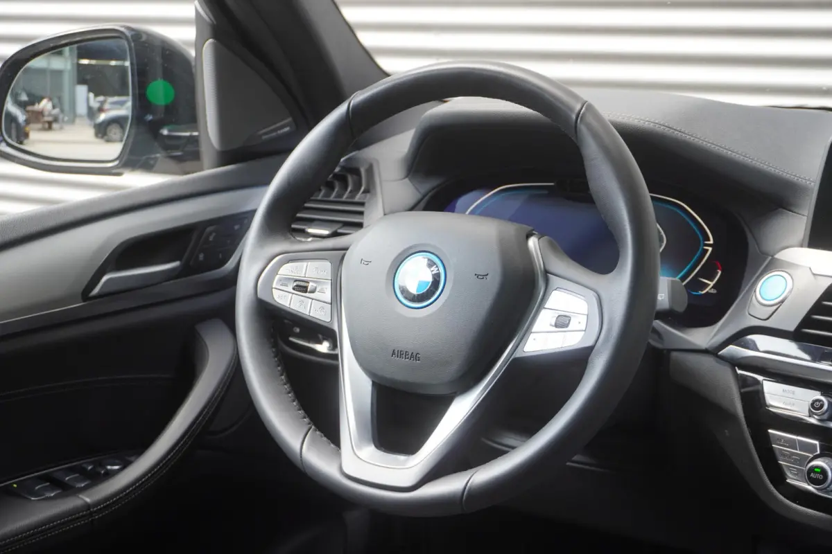 | High Executive | Driving Assistant Professional | Trekhaak met elektrisch wegklapbare kogel | Extra getint glas achter | Harman Kardon Surround Sound Systeem
