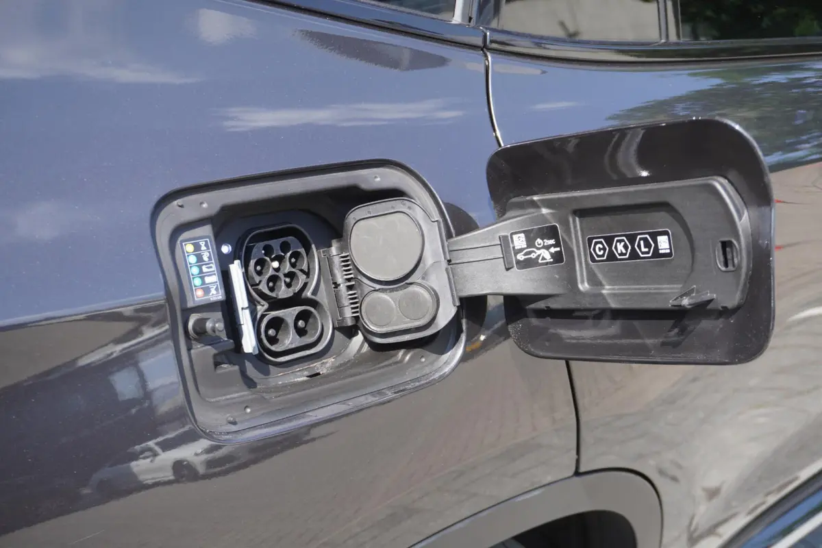 | High Executive | Driving Assistant Professional | Trekhaak met elektrisch wegklapbare kogel | Extra getint glas achter | Harman Kardon Surround Sound Systeem