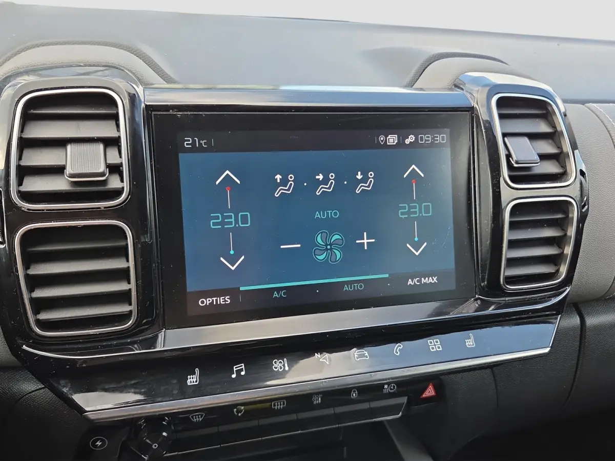 1.6 Plug-in Hybrid 225 Business Plus Panoramadak | Trekhaak | Elektrische stoelverstelling + memory | Voor en achter camera | Voorstoelen verwarmd