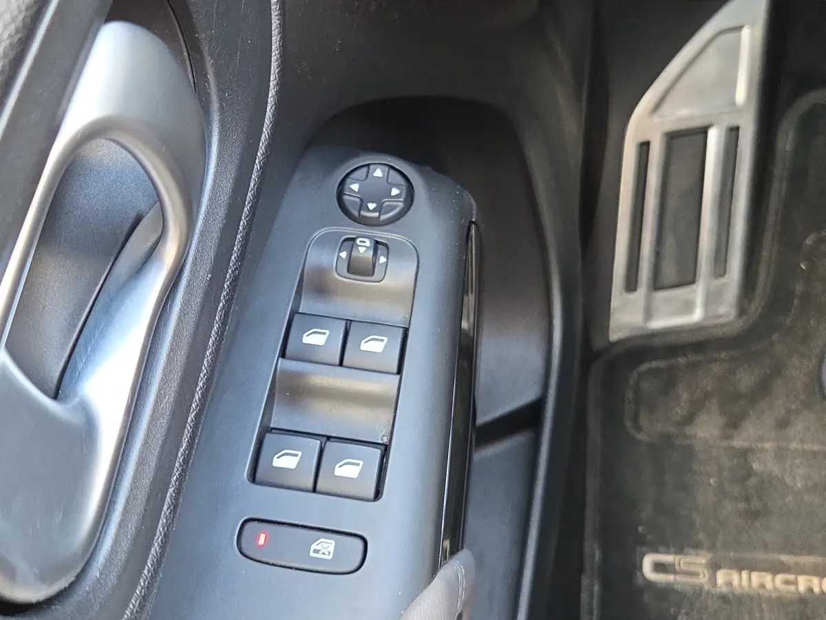 1.6 Plug-in Hybrid 225 Business Plus Panoramadak | Trekhaak | Elektrische stoelverstelling + memory | Voor en achter camera | Voorstoelen verwarmd
