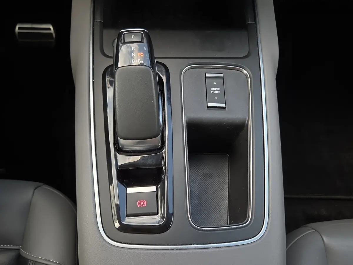 1.6 Plug-in Hybrid 225 Business Plus Panoramadak | Trekhaak | Elektrische stoelverstelling + memory | Voor en achter camera | Voorstoelen verwarmd