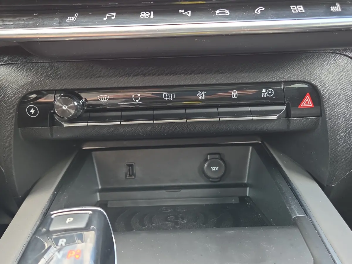 1.6 Plug-in Hybrid 225 Business Plus Panoramadak | Trekhaak | Elektrische stoelverstelling + memory | Voor en achter camera | Voorstoelen verwarmd