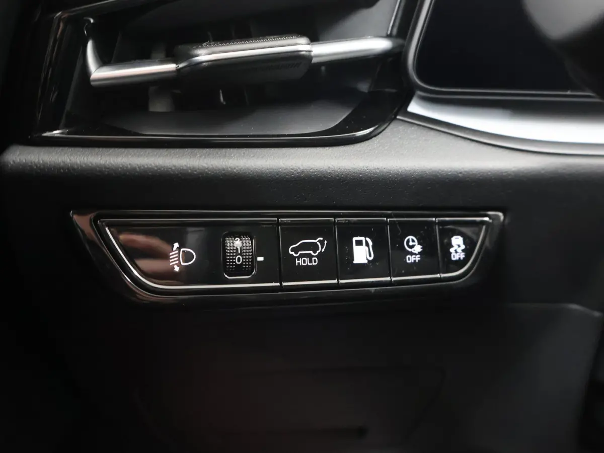 1.6 GDi PHEV DynamicPlusLine Edition | 18” lichtmetalen velgen | Elektrisch verstelbare bestuurdersstoel | Stoel/Stuurwielverwarming | LED Koplampen | Elektrisch bedienbare achterklep |