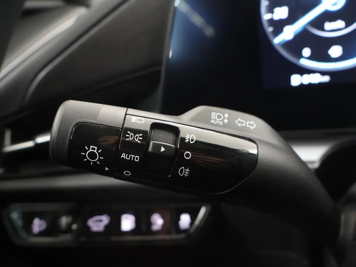 1.6 GDi PHEV DynamicPlusLine Edition | 18” lichtmetalen velgen | Elektrisch verstelbare bestuurdersstoel | Stoel/Stuurwielverwarming | LED Koplampen | Elektrisch bedienbare achterklep |