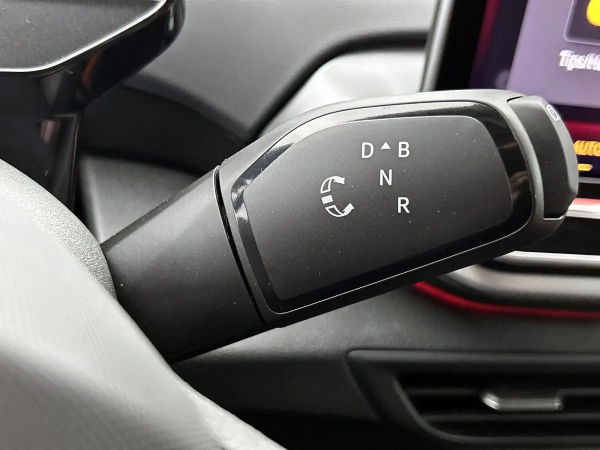 Pro Business 77 kWh 286 PK | Trekhaak | 360 Camera | 19" lichtmetalen velgen | IQ Lights | Stoelverwarming | Apple Carplay draadloos | Stuurverwarming | Lane assist | Android Auto draadloos 