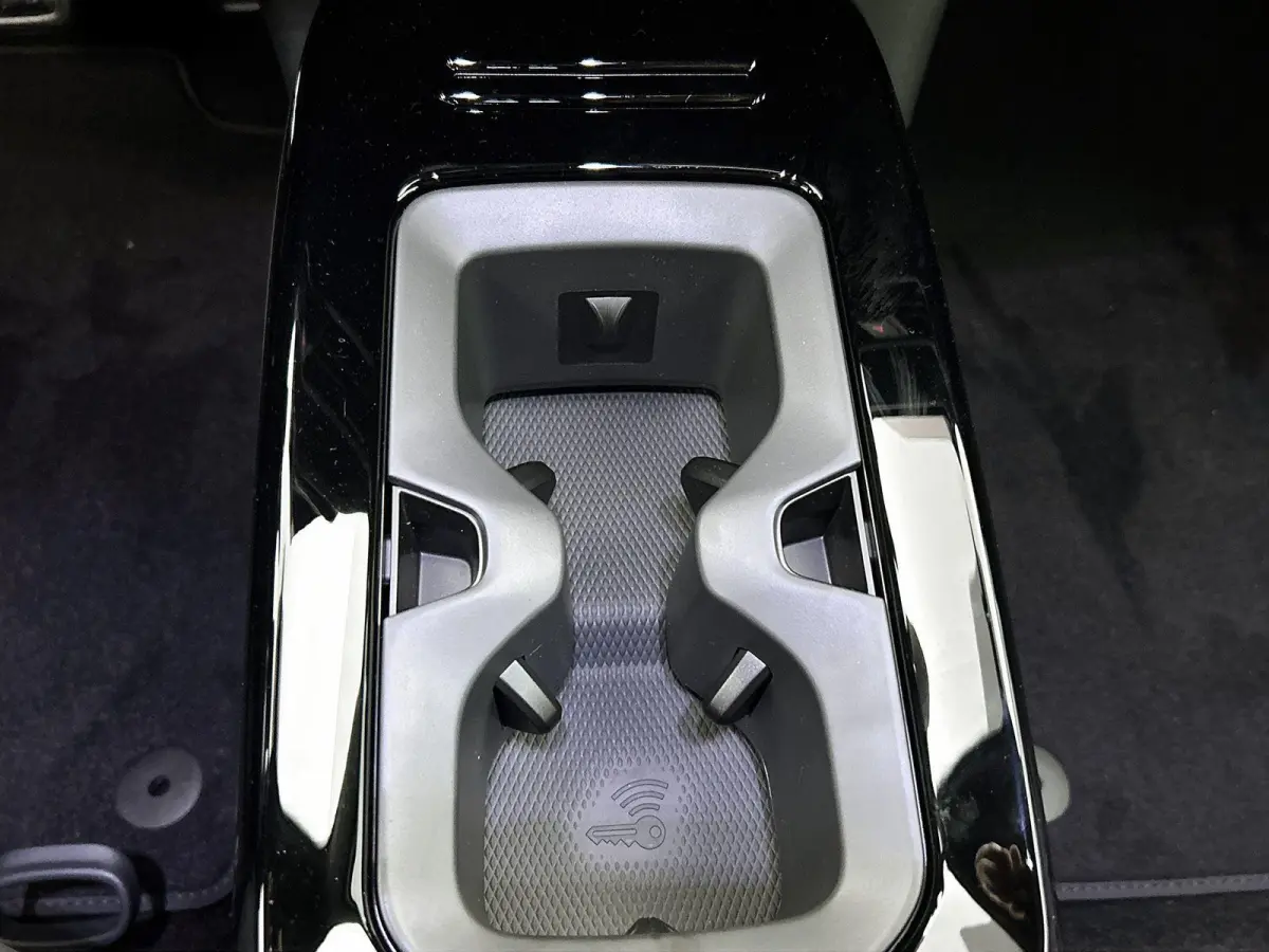 Pro Business 77 kWh 286 PK | Trekhaak | 360 Camera | 19" lichtmetalen velgen | IQ Lights | Stoelverwarming | Apple Carplay draadloos | Stuurverwarming | Lane assist | Android Auto draadloos 