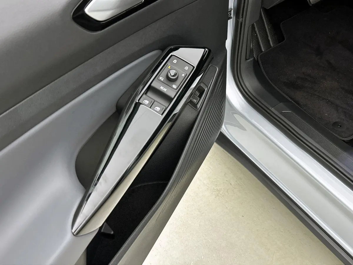 Pro Business 77 kWh 286 PK | Trekhaak | 360 Camera | 19" lichtmetalen velgen | IQ Lights | Stoelverwarming | Apple Carplay draadloos | Stuurverwarming | Lane assist | Android Auto draadloos 